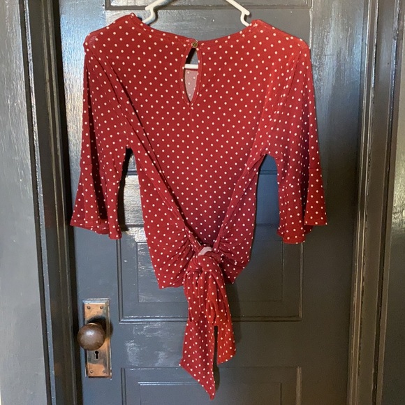 Polka Dot Flowy Sleeve Tie Back - Picture 4 of 4